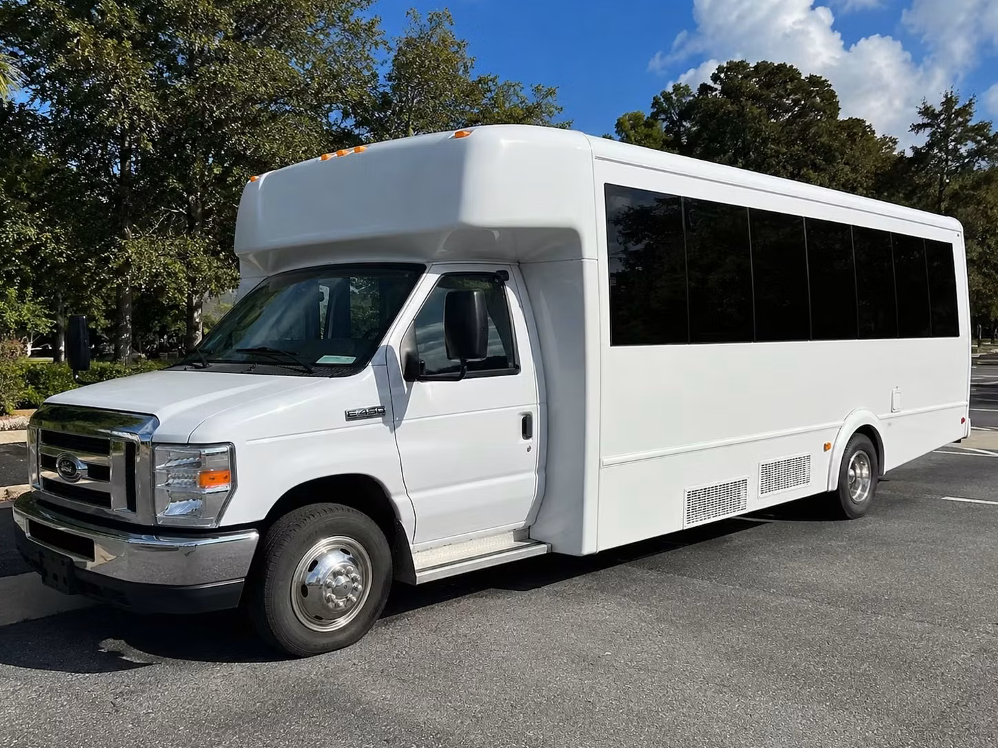 bachelor and bachelorette party bus rentals serving sterling heights
